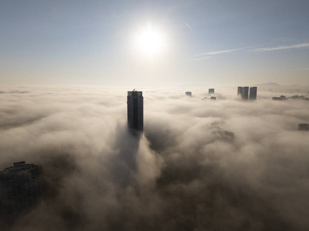 İstanbul'u sis bastı gökdelenler bulutların üstüne çıktı - Resim: 2